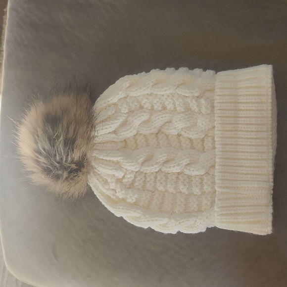 Pom-pom Winter beanie - Picture 2 of 3